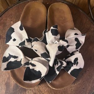 COW PRINT BOW SLIDES